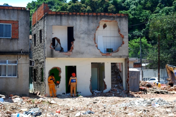 Casa destruída no Largo do Tanque, em Jacarepaguá, Zona Oeste do Rio: moradores relatam violações do direito à moradia por parte da Prefeitura. (Foto: Renato Cosentino)