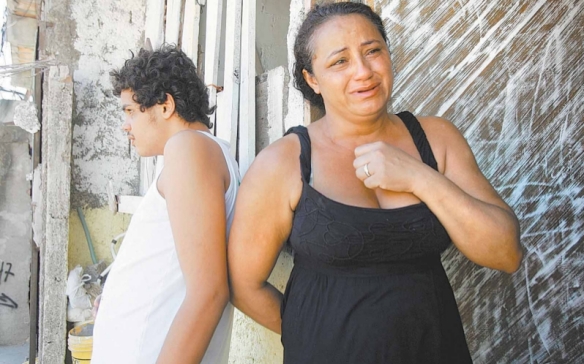 Desespero: Rosilene não sabe onde vai morar com seu marido e filhos, um deles com necessidades especiais. (Foto: Paulo Alvadia/O DIA)