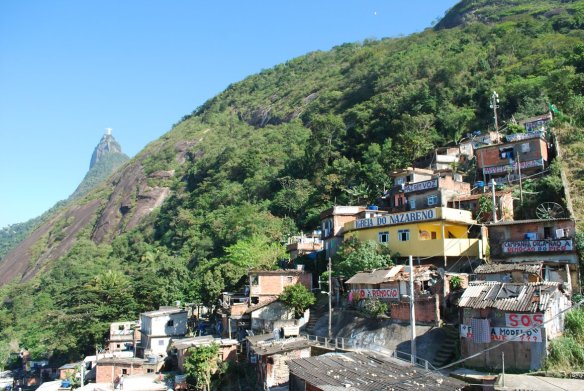 Faixas da campanha contra a remoção do Pico do Santa Marta.