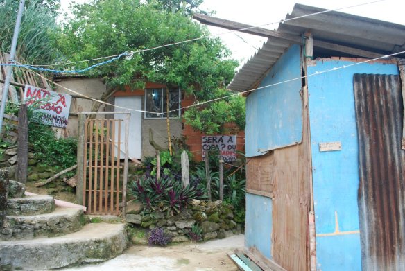 Casa de madeira (à direita) construída em frente a casa de Vitor Lira, morador que questiona a remoção.