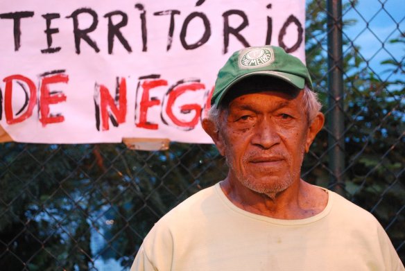 Seu Manoel Isidoro, 60 anos de pico do Santa Marta, agora um "território de negócios", como diz a faixa.